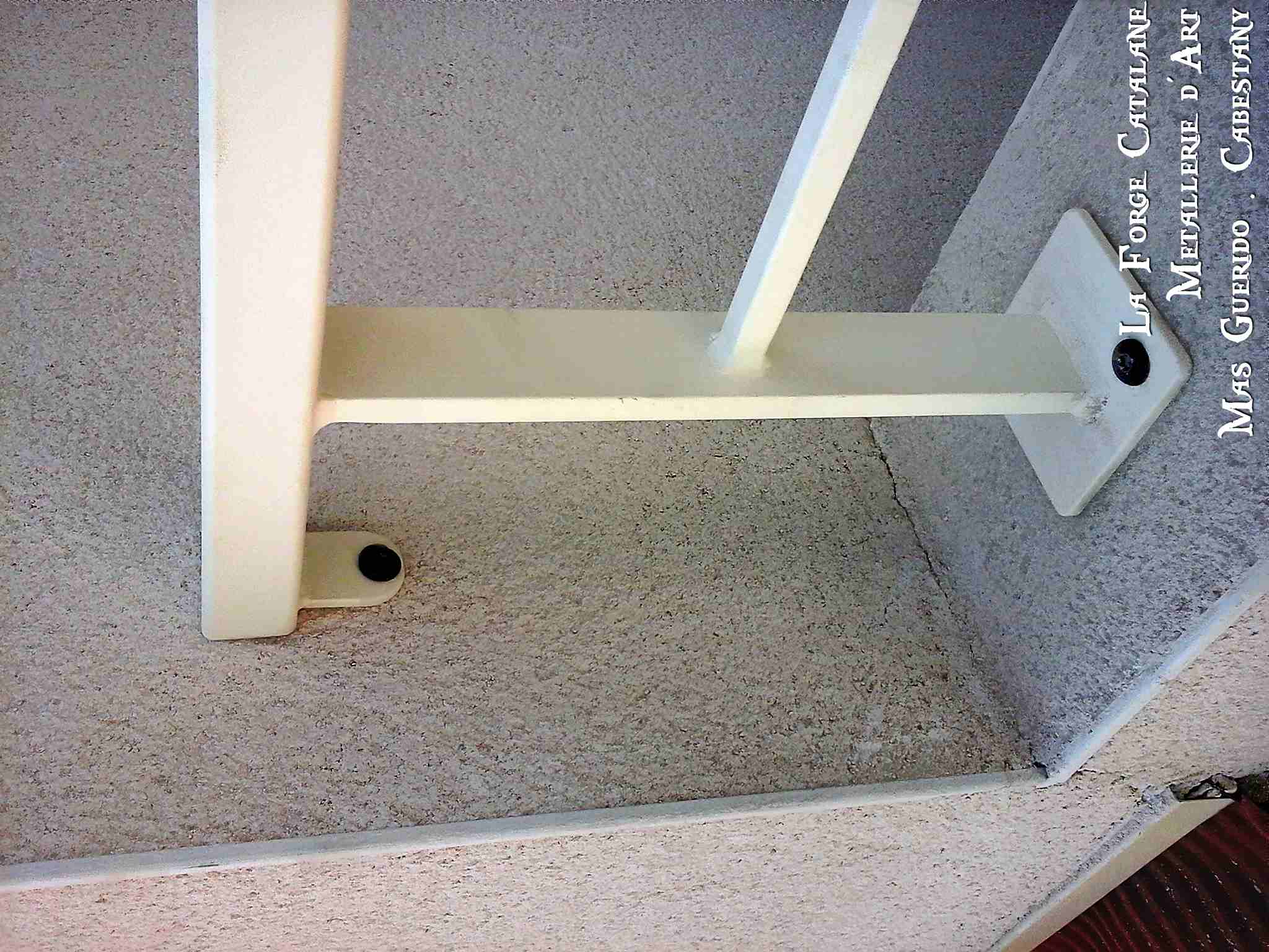 detail fixation garde corps thermolaquage blanc forge catalane.jpg